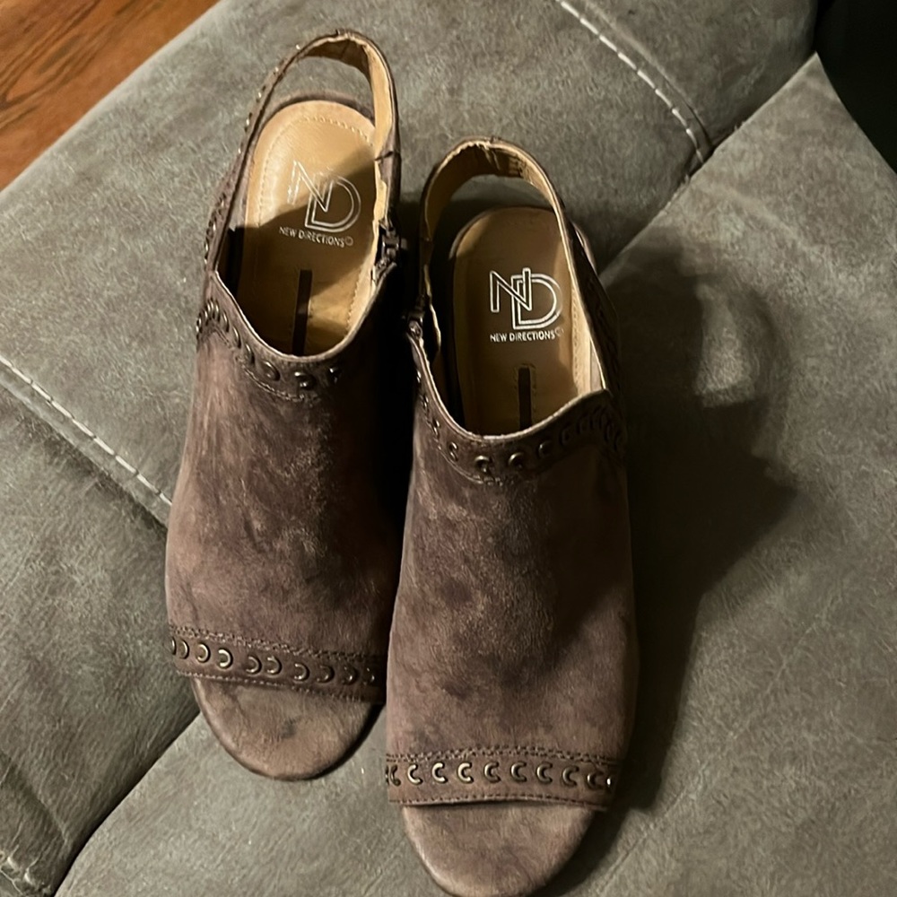 Peep toe shoes